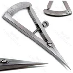 Calibre Castroviejo de 3 1/2" con puntas rectas, mide de 0-20mm en incrementos de 1.0mm, tensión ajustable mediante tornillo de pulgar