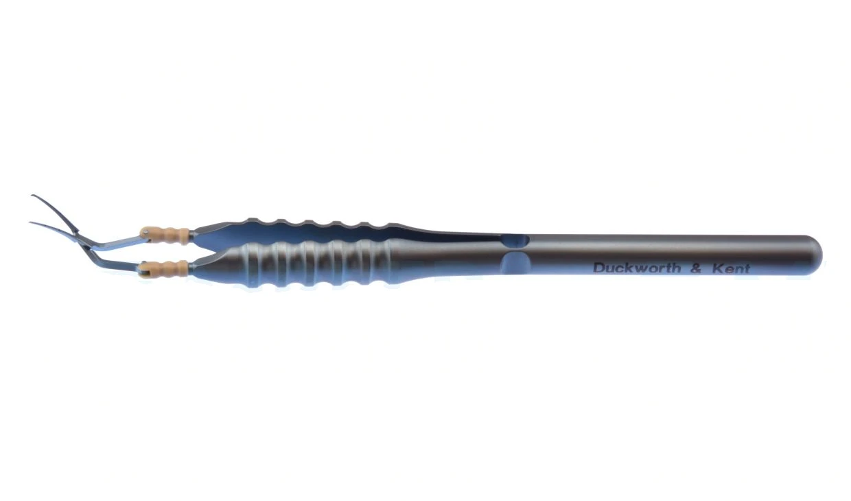 Pinzas de capsulorrexis D&K Calladine-Inamura para incisión corneal, vástagos abovedados de 4 3/4", puntas anguladas a 45º respecto al mango, punta a pivote de 10.0mm, puntas dentadas